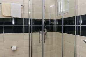 Douche, sĂšche-cheveux