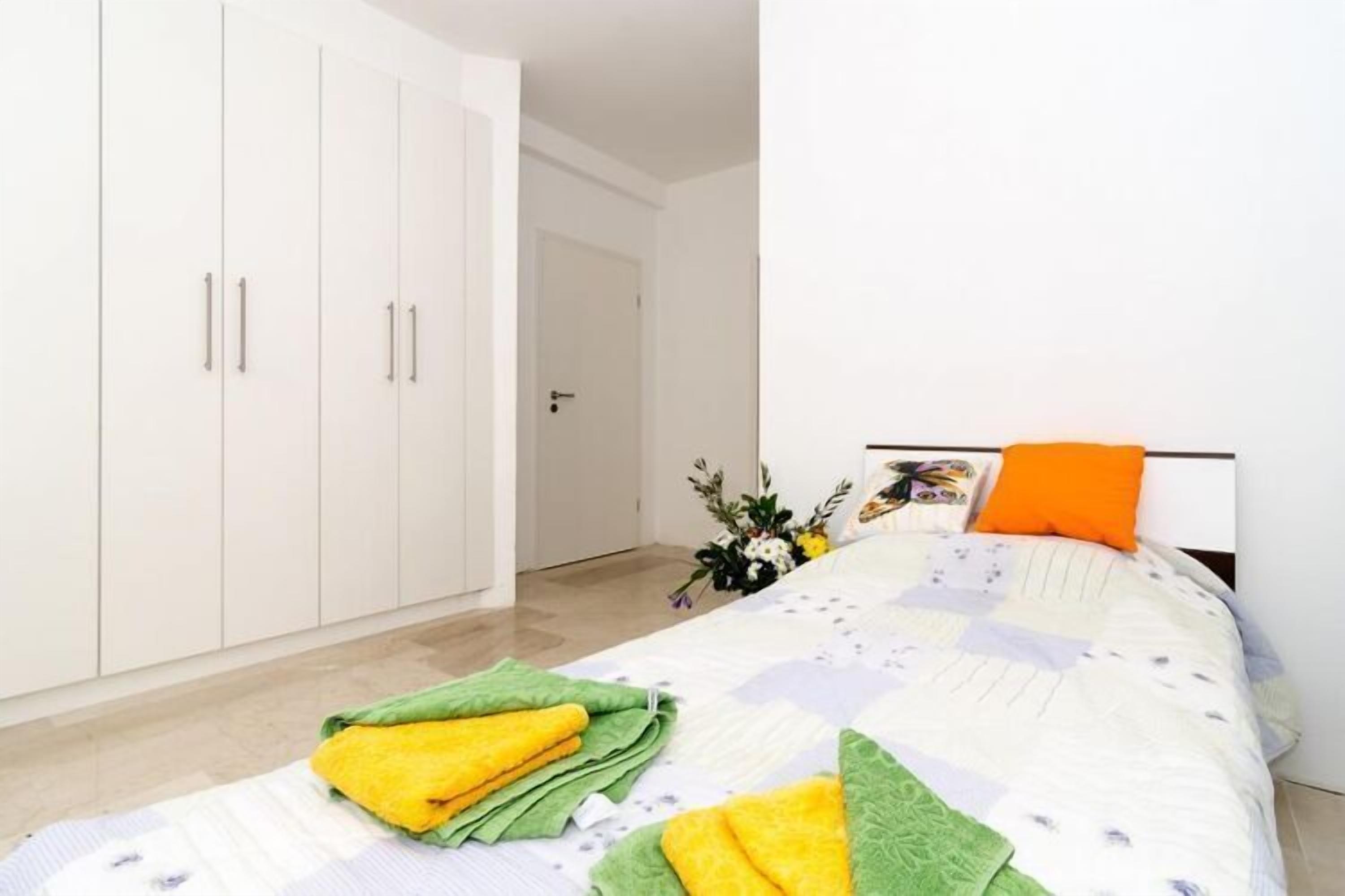 Una camera da letto con un letto, un armadio e una porta.