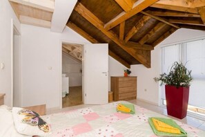 4 habitaciones, tabla de planchar con plancha y cuna de viaje 