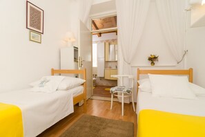 4 quartos, ferros/tábuas de passar roupa, berço de viagem