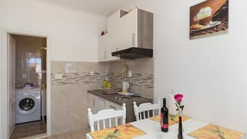 Frigorífico, microondas, placa de cocina y tostadora