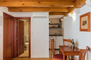 Fridge, microwave, stovetop, coffee/tea maker - Apartments Ivana Old Town -Superior Studio - APT2 (Dubrovnik)