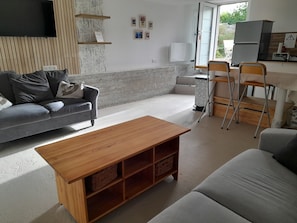 TV - Independent apartment, private garden, private parking, 7 x 4 swimming pool.   (Tavera)