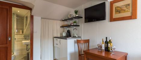 Réfrigérateur, micro-ondes, plaque de cuisson, cafetière/bouilloire