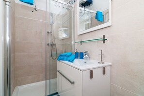 Hair dryer, towels, soap, toilet paper - Apartments Carmen & Tosca -Studio with Patio (Dubrovnik)