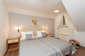 2 bedrooms, iron/ironing board, travel cot, free WiFi
