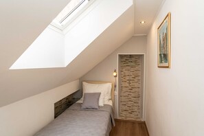 2 habitaciones, tabla de planchar con plancha y cuna de viaje 