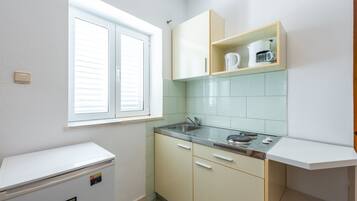 Coffee/tea maker, fridge, stovetop, dishwasher