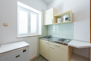 Refrigerador, parrilla de estufa, lavavajillas y cafetera y tetera
