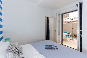 1 habitación, tabla de planchar con plancha y cuna de viaje 