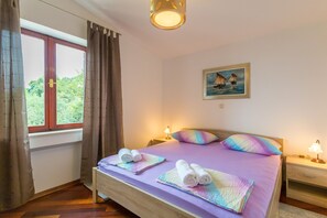 2 bedrooms, iron/ironing board, travel crib, free WiFi
