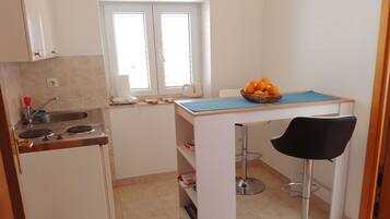 Frigorífico, placa de cocina y mesa de comedor