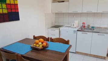 Frigorífico, placa de cocina y mesa de comedor