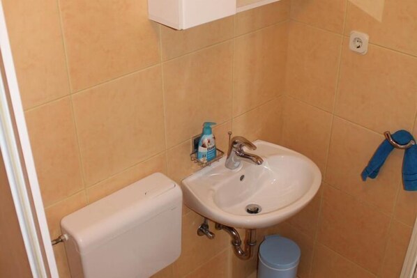 Bathroom - Apartments Lozica - Comfort Studio Apartment with Terrace and Sea View (Mokosica)