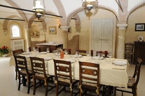 Apartamento, vistas al río | Zona de estar | Televisión de 32 pulgadas con canales por cable