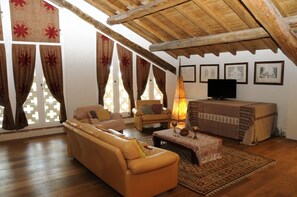 Appartement, vue fleuve | Coin séjour | Télévision de 32 pouces avec chaînes par câble