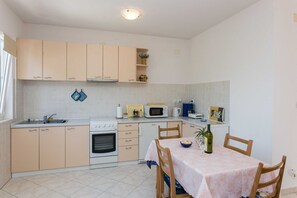 Réfrigérateur, four à micro-ondes, un four, surface de cuisson