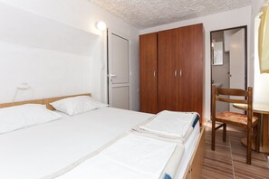 2 bedrooms, iron/ironing board, free WiFi