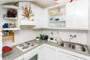 Kühlschrank, Ofen, Herdplatte, Wasserkocher