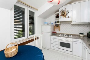 Kühlschrank, Ofen, Herdplatte, Wasserkocher