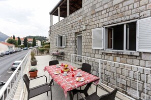 Outdoor dining - Apartments Sisic - Two Bedroom Apartment with Terrace (Dubrovnik)