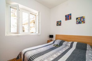 2 habitaciones, tabla de planchar con plancha y cuna de viaje 