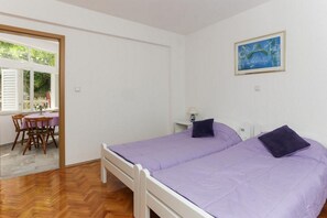 1 habitación, tabla de planchar con plancha y cuna de viaje 