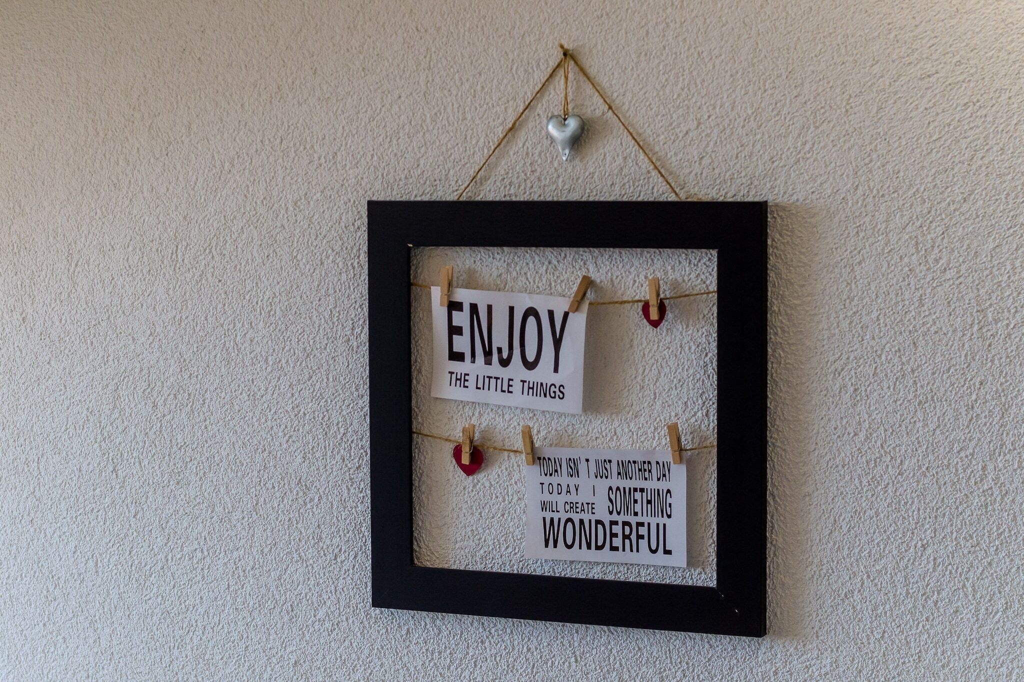 Une citation inspirante encadrée, accrochée au mur.