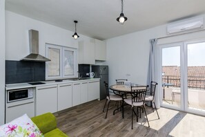 Kylskåp, mikrovågsugn, spishäll och diskmaskin