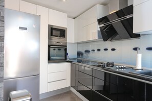 Kühlschrank, Mikrowelle, Ofen, Herdplatte