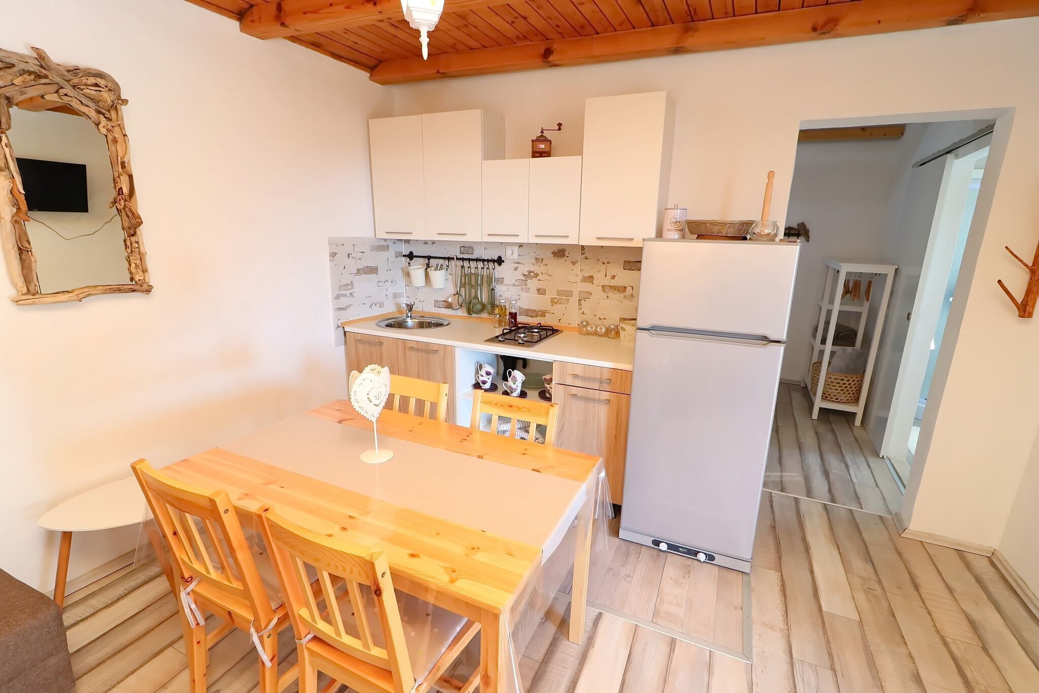 Geladeira, cooktop, mesas de jantar