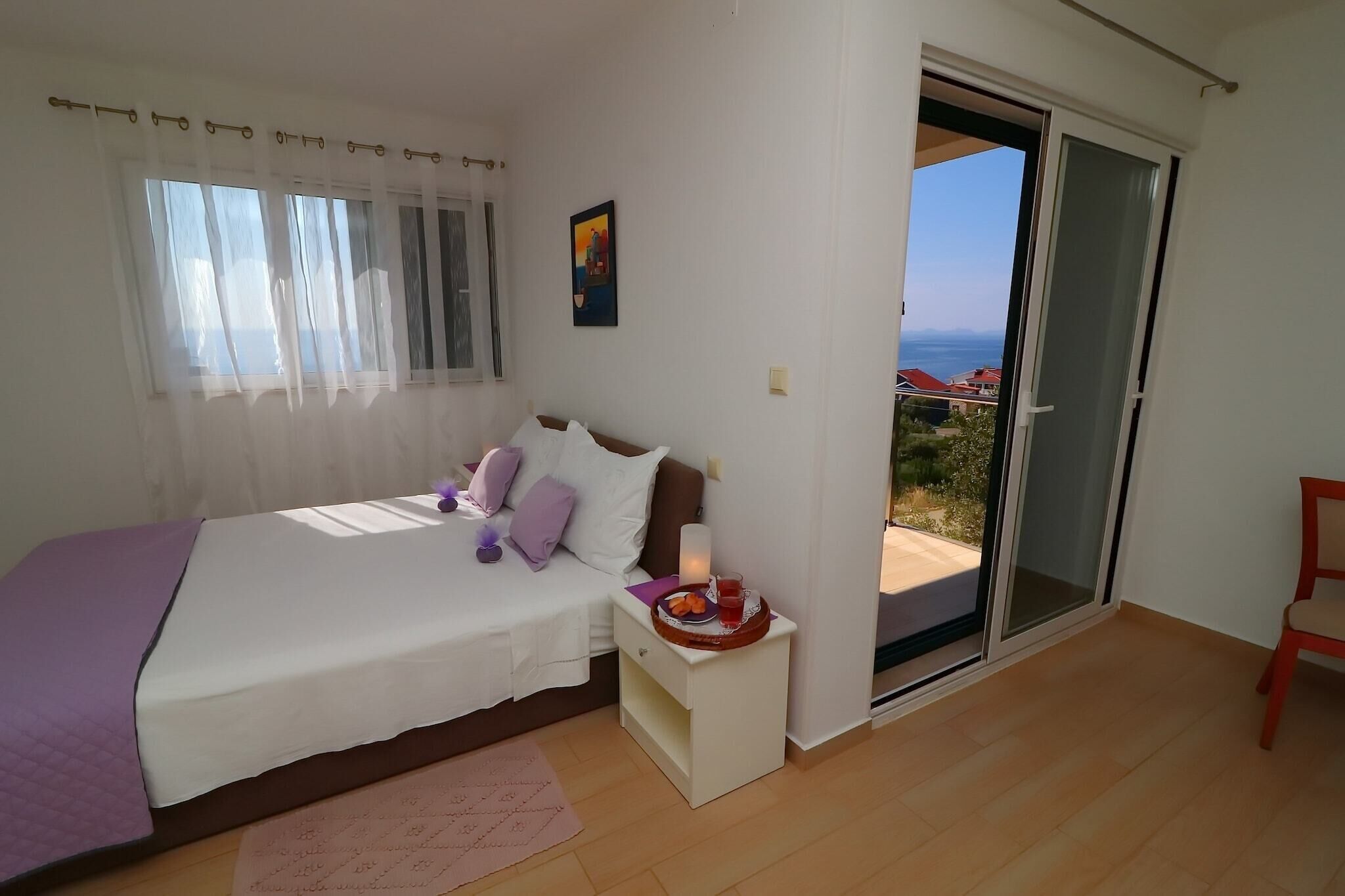 Un dormitorio con cama, mesita de noche y vistas al exterior.