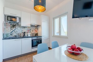 Réfrigérateur, four à micro-ondes, un four, surface de cuisson