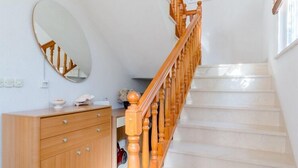 Un escalier avec des balustrades en bois menant à un palier.