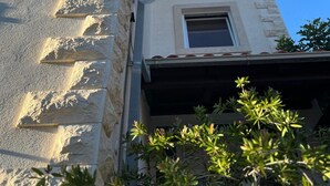 Un bâtiment doté d’une façade en pierre et d’une fenêtre.