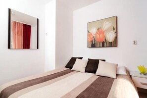 2 bedrooms, travel crib, free WiFi