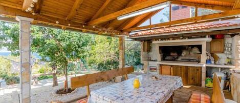 تناول الطعام بالخارج