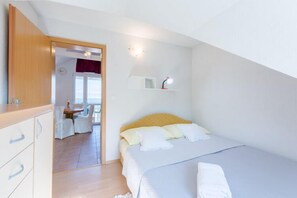 2 bedrooms, iron/ironing board, free WiFi