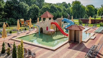 2 piscinas internas, piscina externa sazonal, guarda-sóis