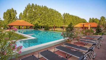 2 piscines cobertes, piscina a l'aire lliure de temporada i para-sols