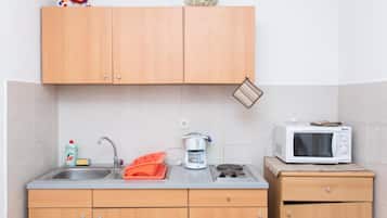 Een koelkast, een magnetron, een oven, een kookplaat