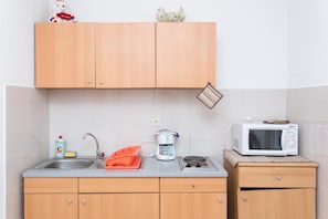 Een koelkast, een magnetron, een oven, een kookplaat