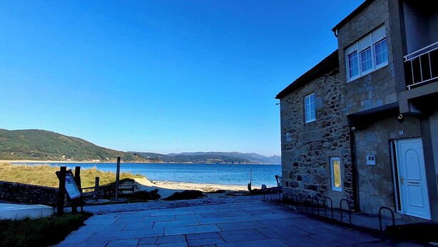 Un edificio de piedra con vista al mar.