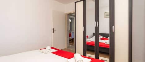 4 bedrooms, iron/ironing board, free WiFi