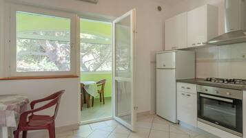 Fridge, oven, stovetop, dining table