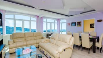 Smart TV, lareira, DVD player, mesa de pingue-pongue