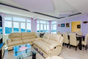 Smart TV, fireplace, DVD player, ping pong