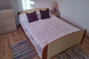 1 bedroom, iron/ironing board, travel crib, free WiFi - Holiday Home in Mirca with terrace (Mirca)