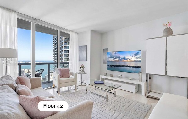 Téléviseur, bureau