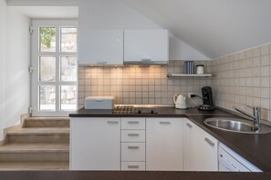 Kühlschrank, Mikrowelle, Ofen, Herdplatte